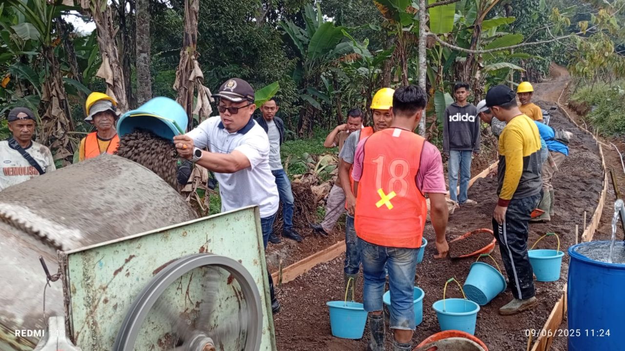 Realisasikan Aspirasi Petani Sukamakmur, Achmad Fathoni Ikut Cor Jalan